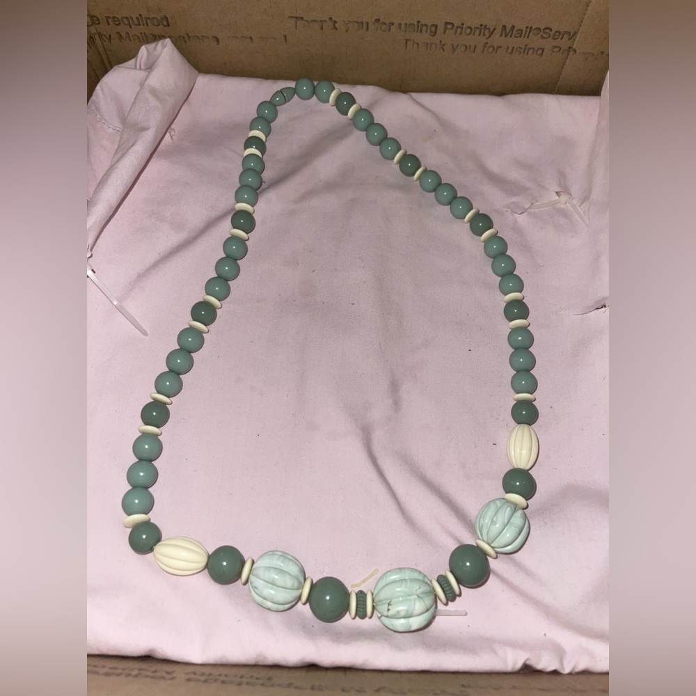 Vintage Avon Burst Of Spring Necklace 1988 Jade Green Cream Hidden Barrel Clasp